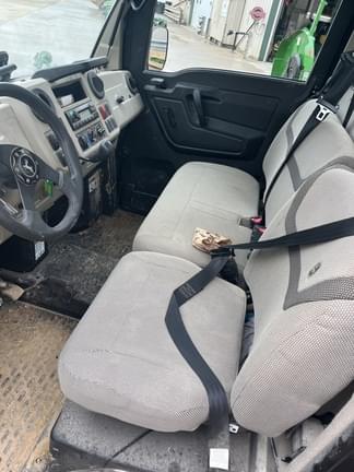 Image of John Deere XUV 835R equipment image 2