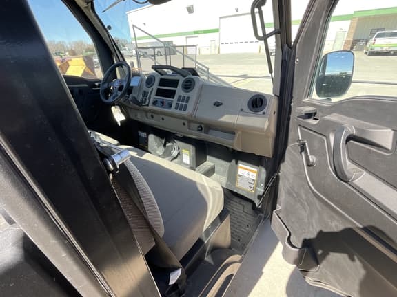 Image of John Deere XUV 835R equipment image 4