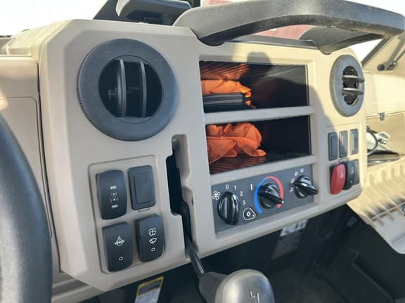 Image of John Deere XUV 835R equipment image 4