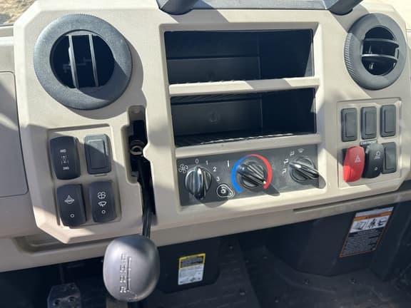 Image of John Deere XUV 835R equipment image 4