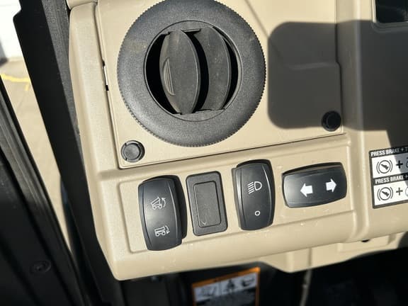 Image of John Deere XUV 835R equipment image 3