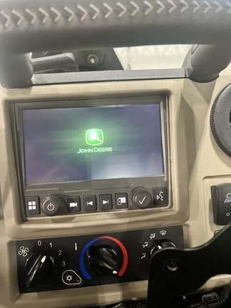 Image of John Deere XUV 835R equipment image 3