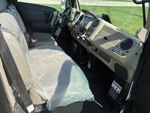 Image of John Deere XUV 835R equipment image 3