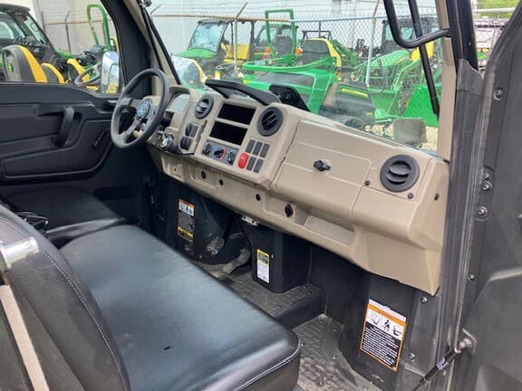 Image of John Deere XUV 835R equipment image 4