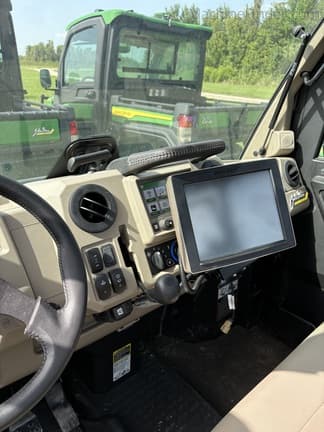 Image of John Deere XUV 865R equipment image 4
