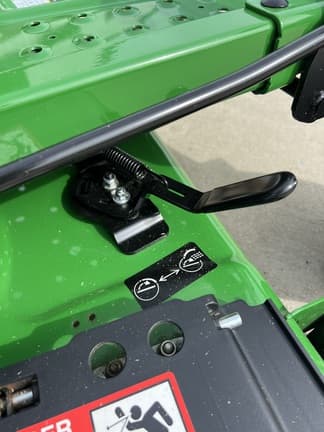 Image of John Deere Z320M equipment image 4