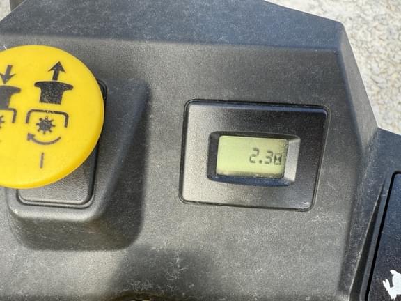 Image of John Deere Z320M equipment image 4