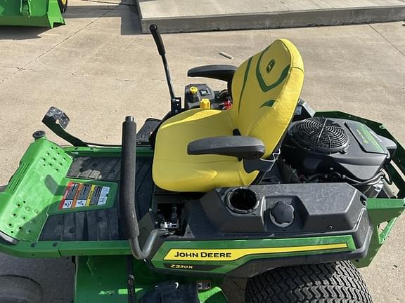 Image of John Deere Z330R equipment image 4