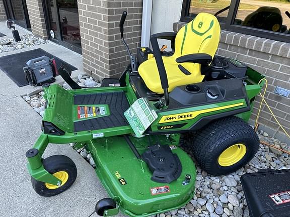 Image of John Deere Z330R equipment image 2