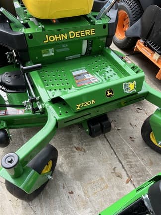 Image of John Deere Z720E equipment image 4