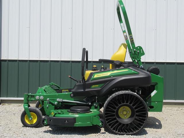 Image of John Deere Z915E equipment image 1
