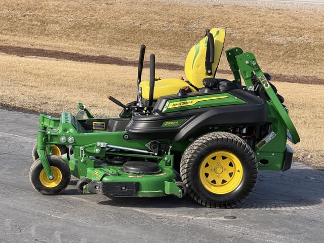 Image of John Deere Z930M equipment image 1