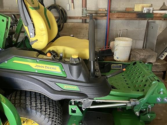 Image of John Deere Z930M equipment image 1