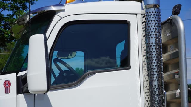 Image of Kenworth T880 equipment image 4