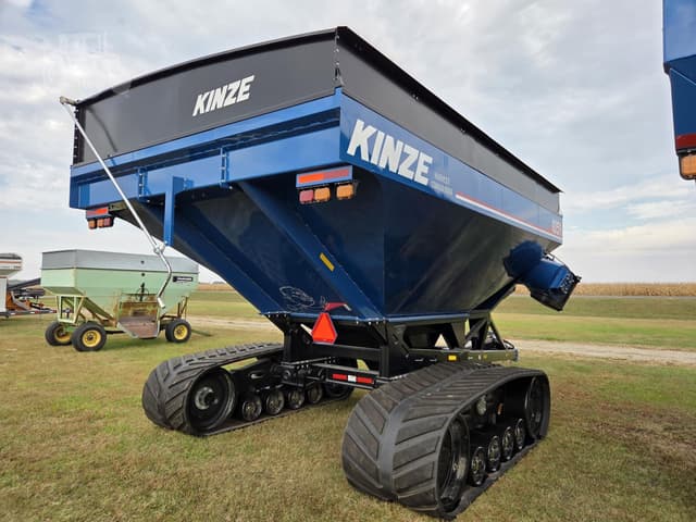 Image of Kinze 1051 equipment image 4