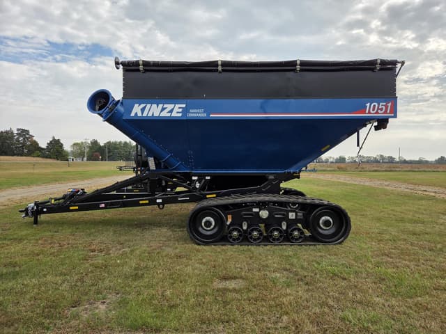 Image of Kinze 1051 equipment image 1
