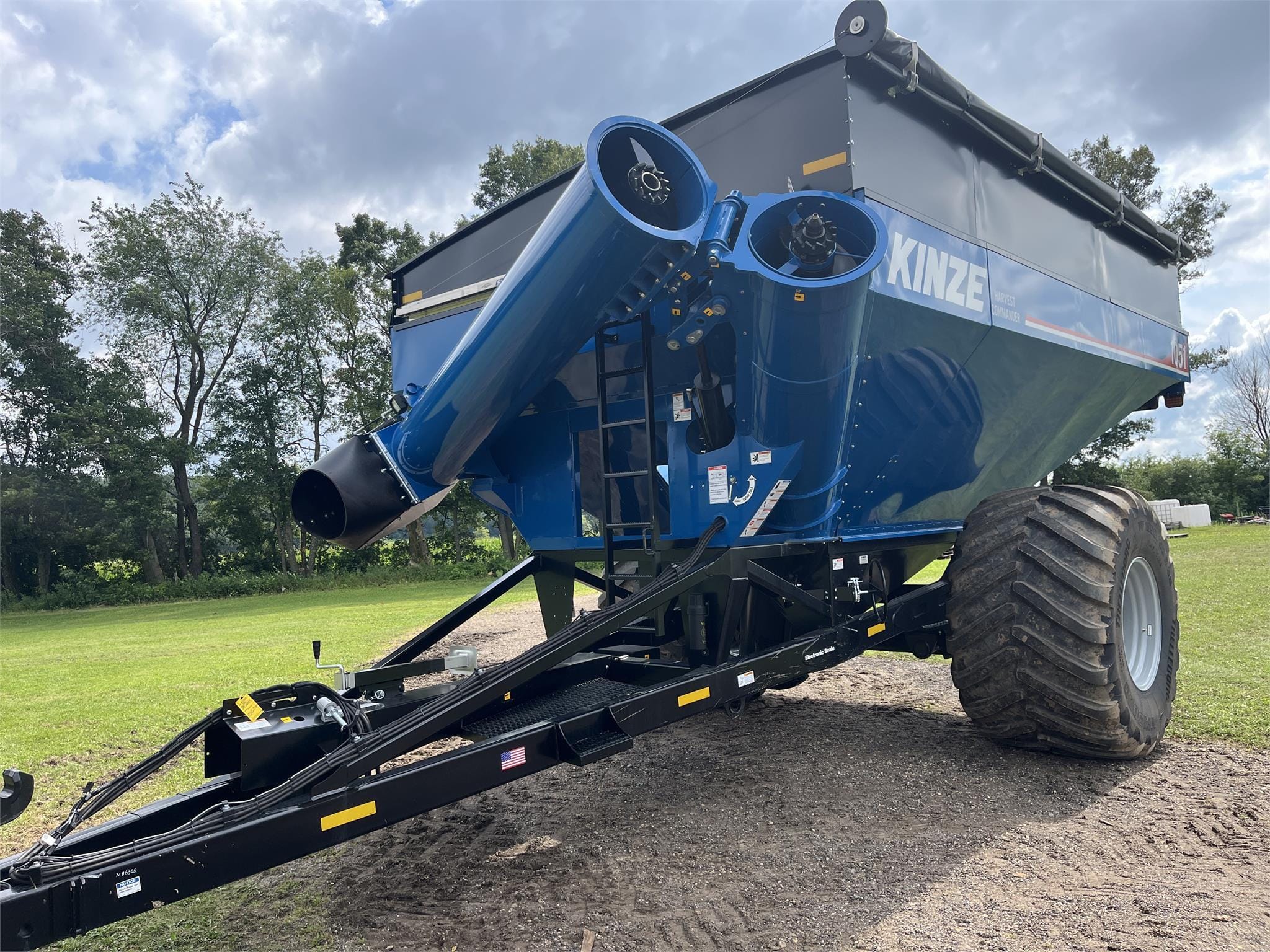 2024 Kinze 1051 Equipment Image0