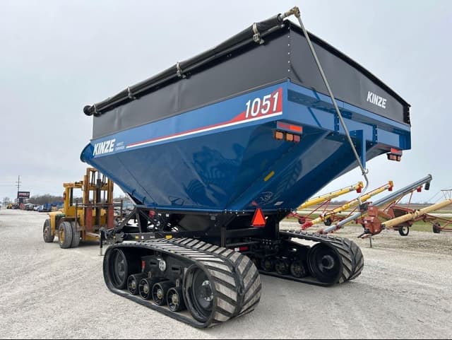 Image of Kinze 1051 equipment image 4