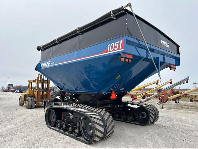 Image of Kinze 1051 equipment image 4