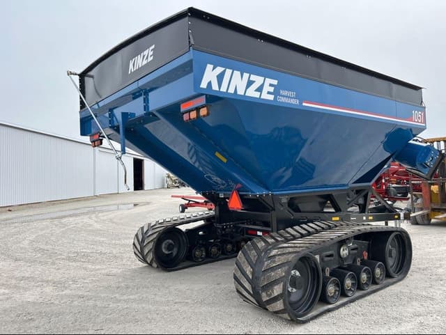 Image of Kinze 1051 equipment image 2