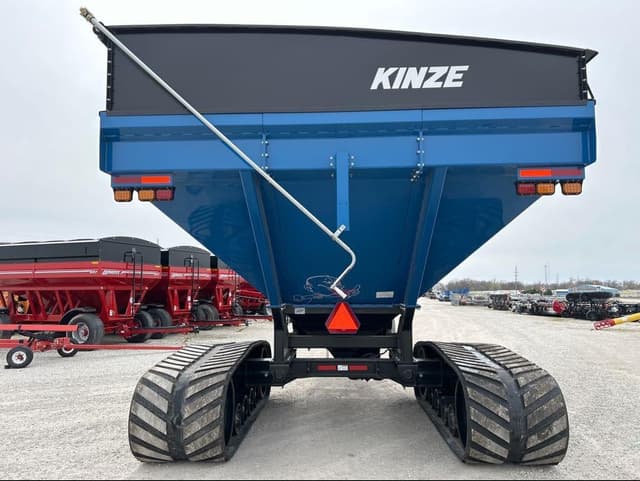 Image of Kinze 1051 equipment image 3