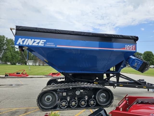 Image of Kinze 1051 equipment image 3