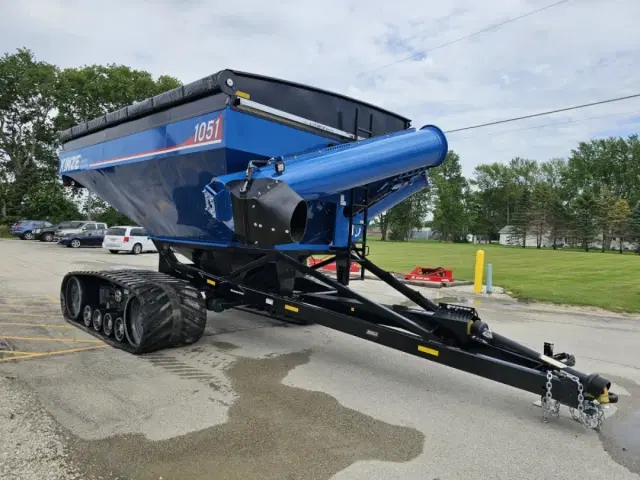 Image of Kinze 1051 equipment image 2