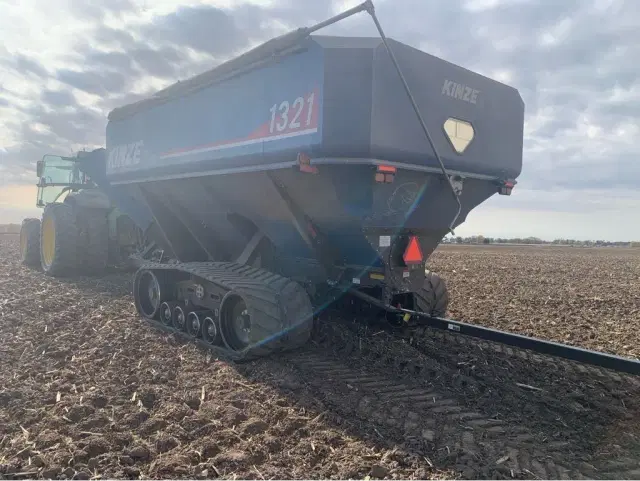 Image of Kinze 1321 equipment image 4