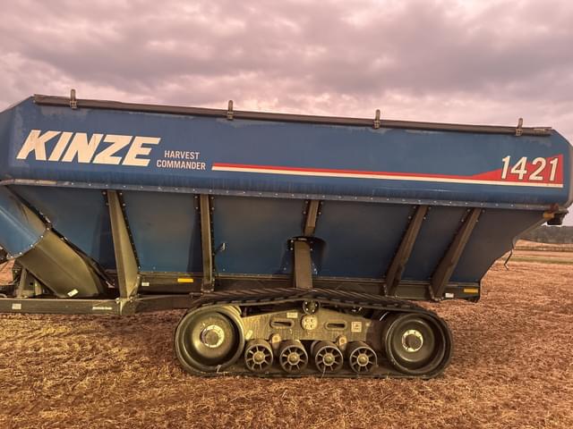 Image of Kinze 1421 equipment image 1