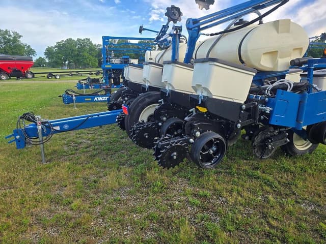Image of Kinze 3205 equipment image 2