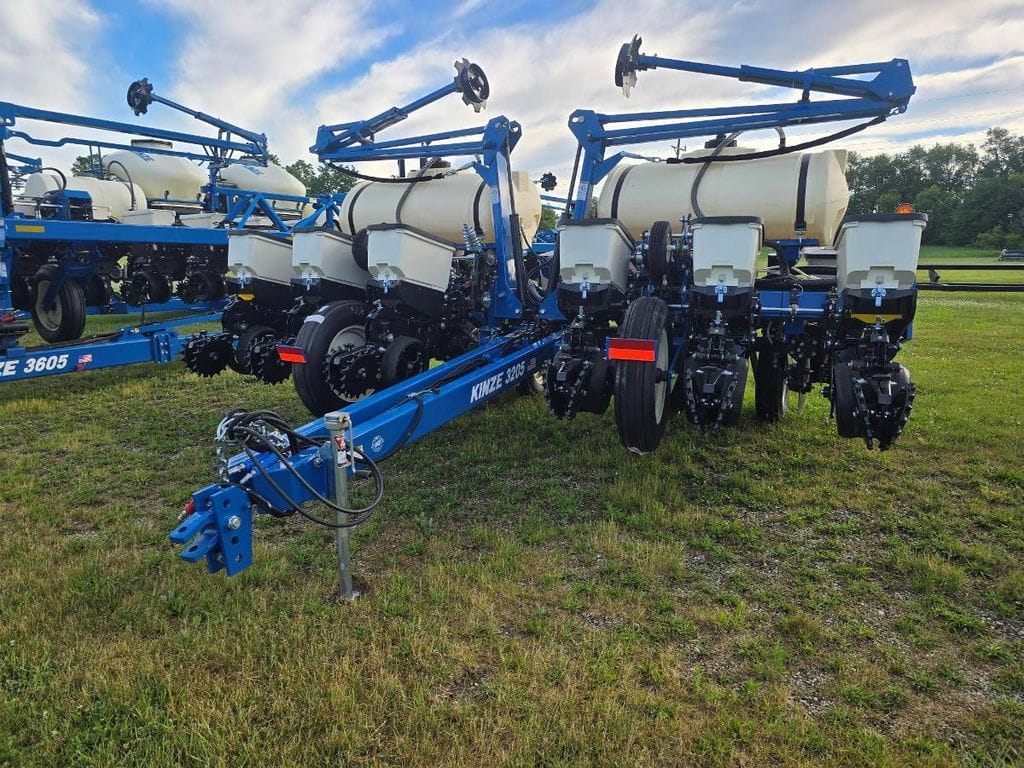 2024 Kinze 3205 Equipment Image0