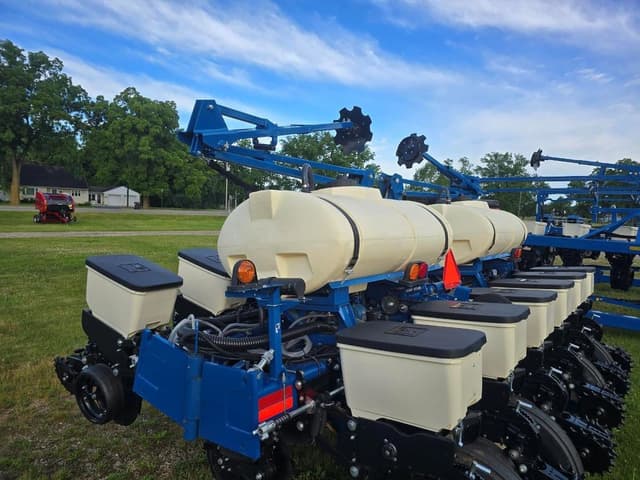 Image of Kinze 3205 equipment image 3