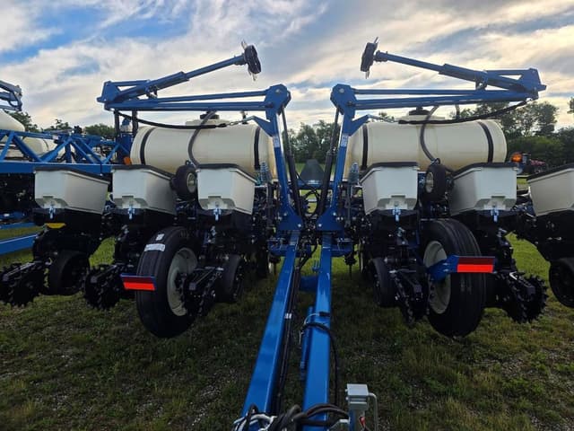 Image of Kinze 3205 equipment image 1