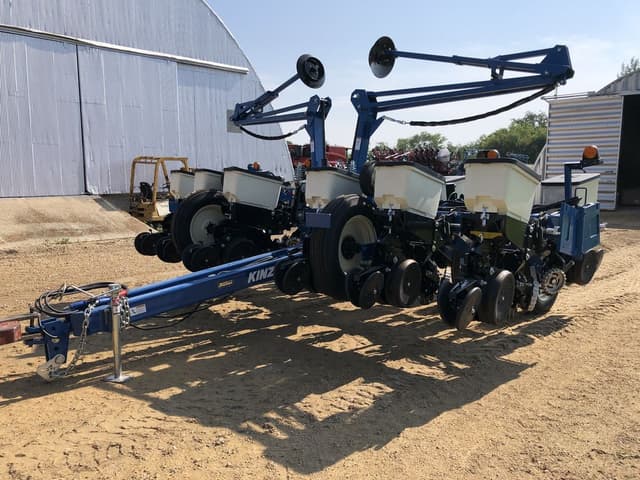 Image of Kinze 3205 equipment image 2