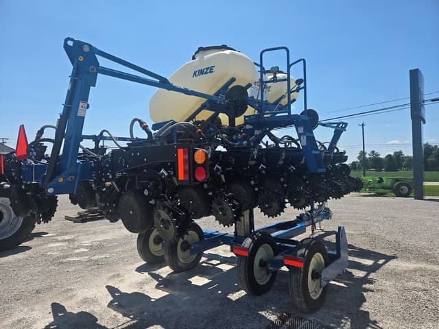 Image of Kinze 3505 equipment image 4