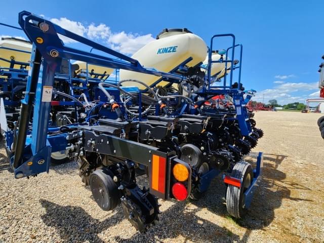 Image of Kinze 3505 equipment image 3