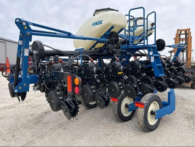 Image of Kinze 3505 equipment image 4