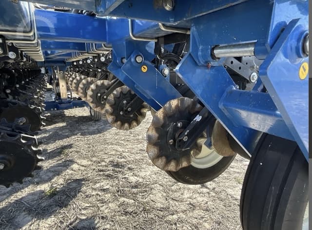 Image of Kinze 3605 equipment image 3