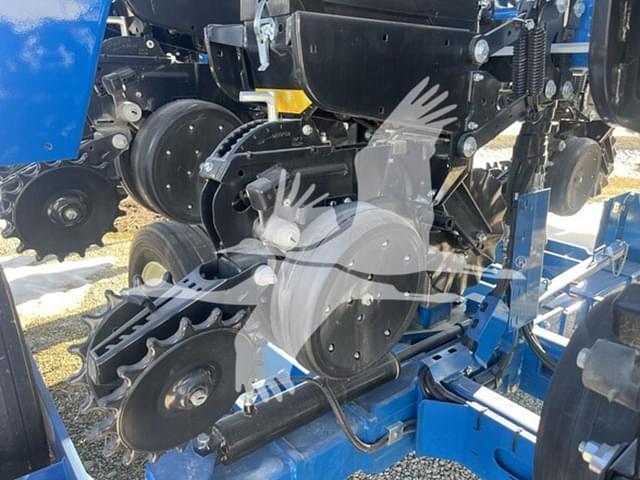 Image of Kinze 3605 equipment image 3