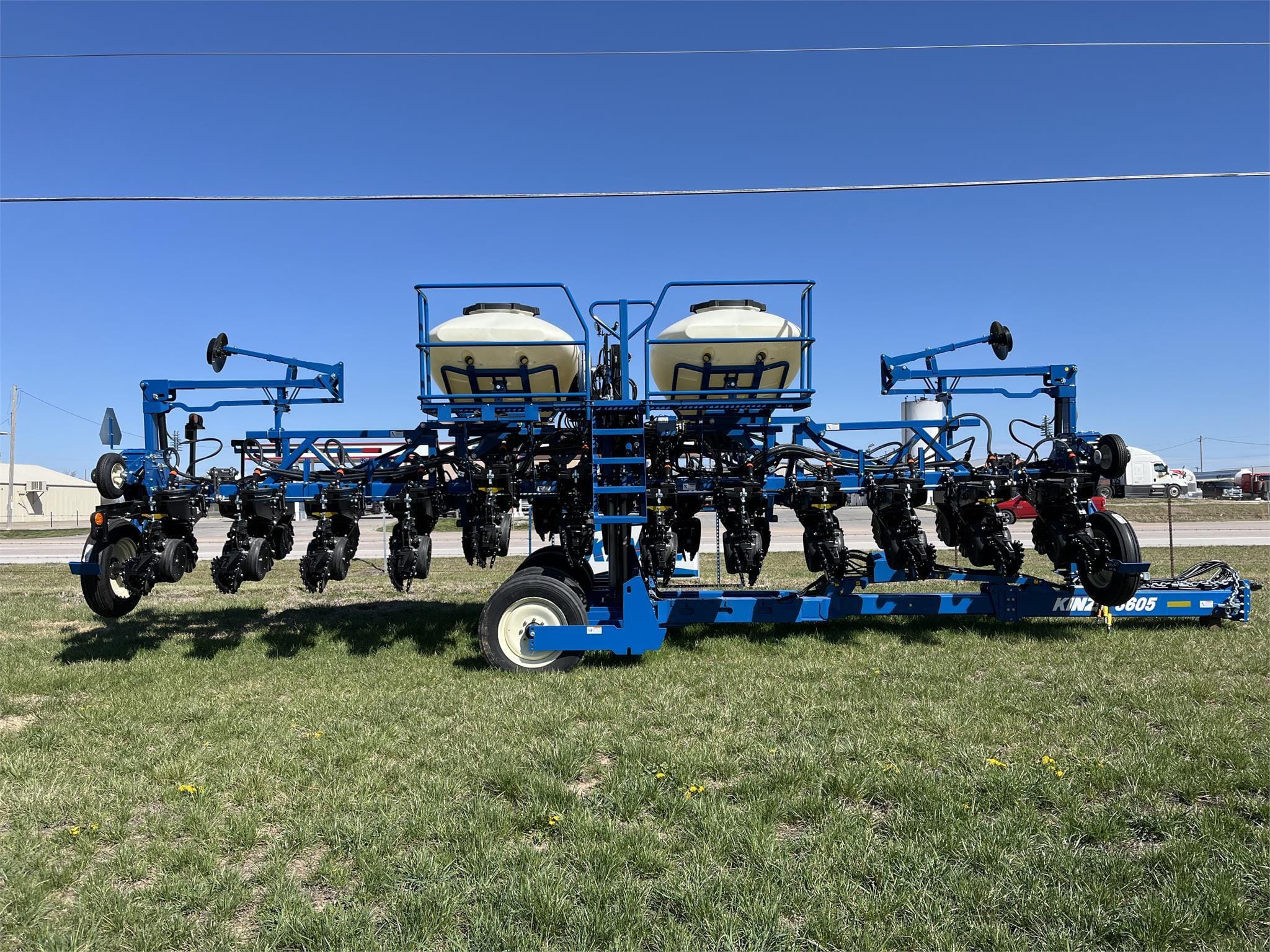 2024 Kinze 3605 Equipment Image0