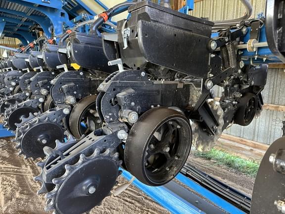 Image of Kinze 3605 equipment image 3