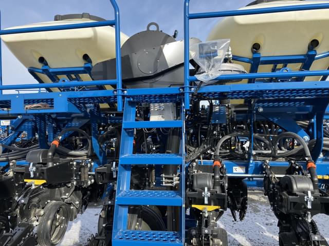 Image of Kinze 3605 equipment image 4