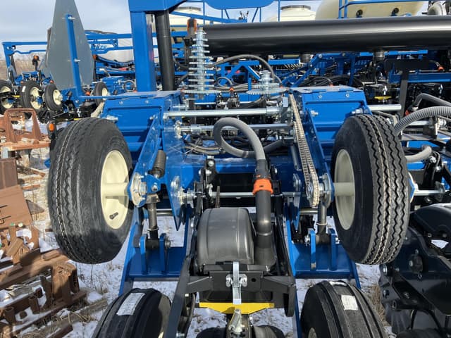 Image of Kinze 3605 equipment image 3