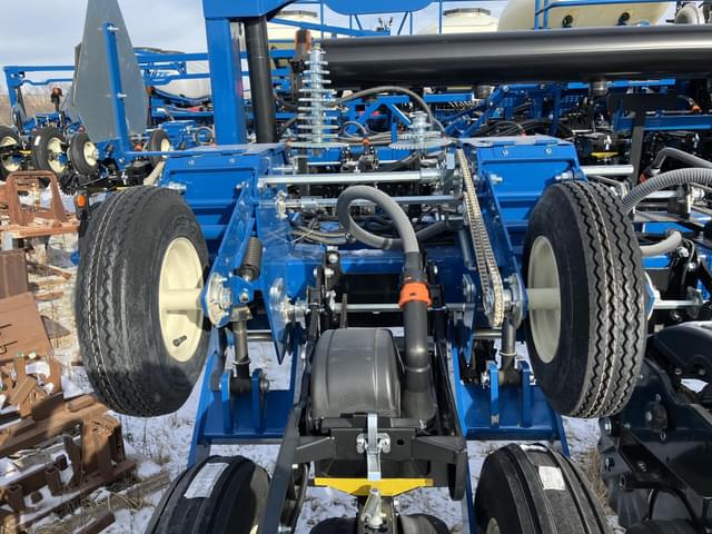 Image of Kinze 3605 equipment image 3