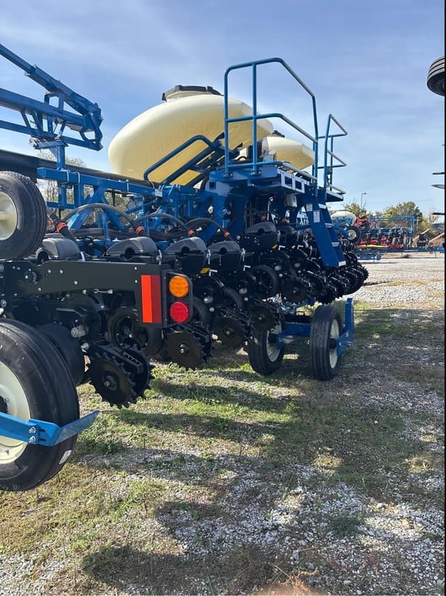 Image of Kinze 3605 equipment image 2