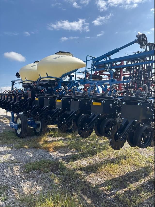 Image of Kinze 3605 equipment image 4