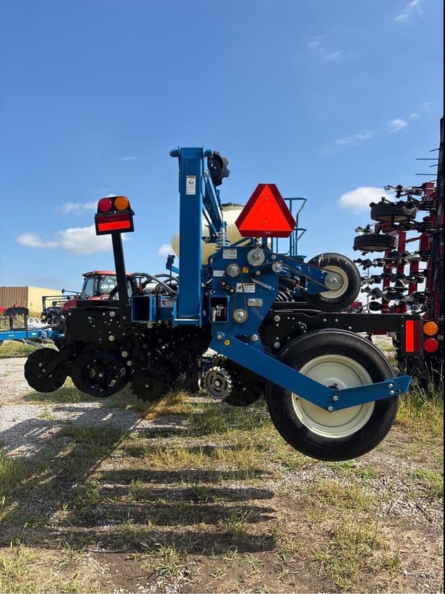 Image of Kinze 3605 equipment image 3