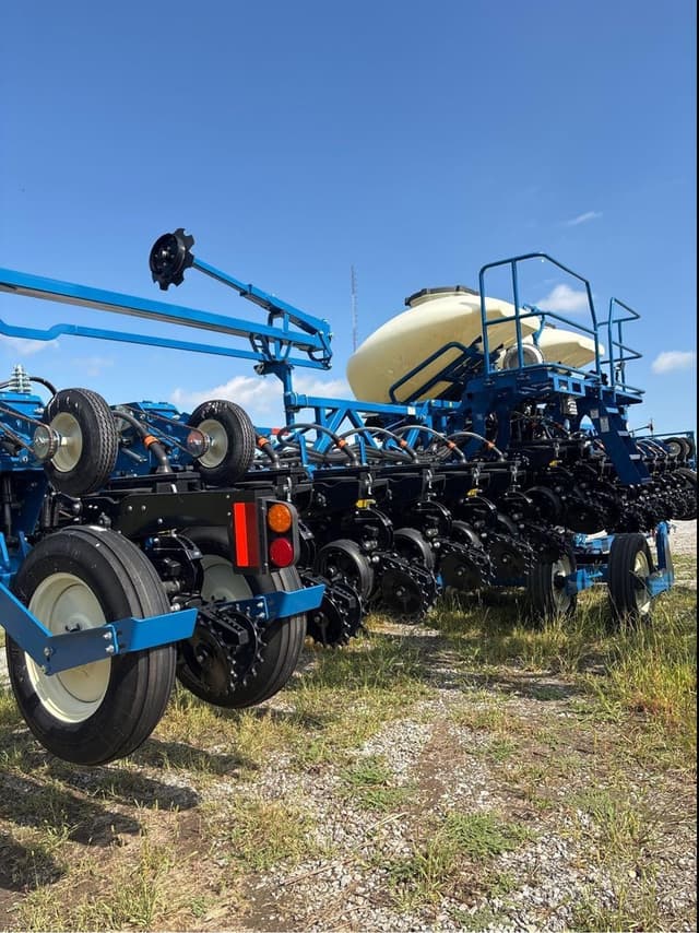 Image of Kinze 3605 equipment image 2