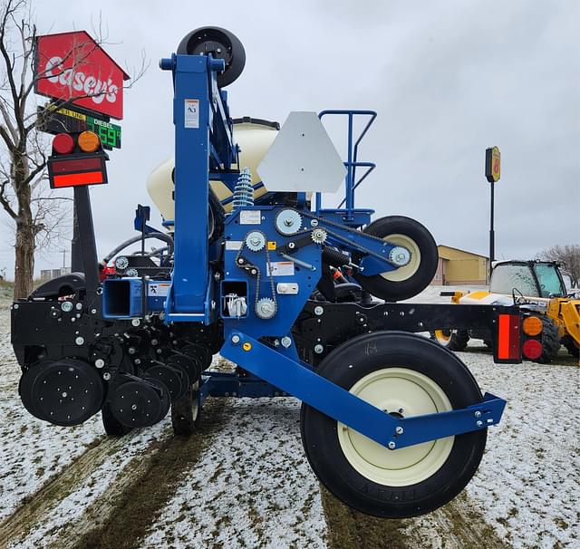 Image of Kinze 3605 equipment image 3