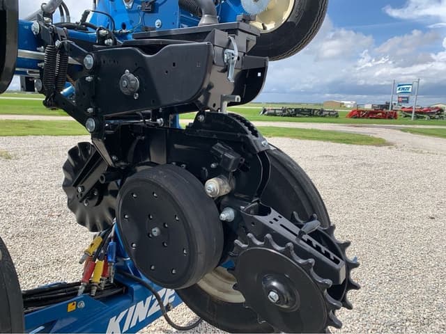 Image of Kinze 3605 equipment image 3